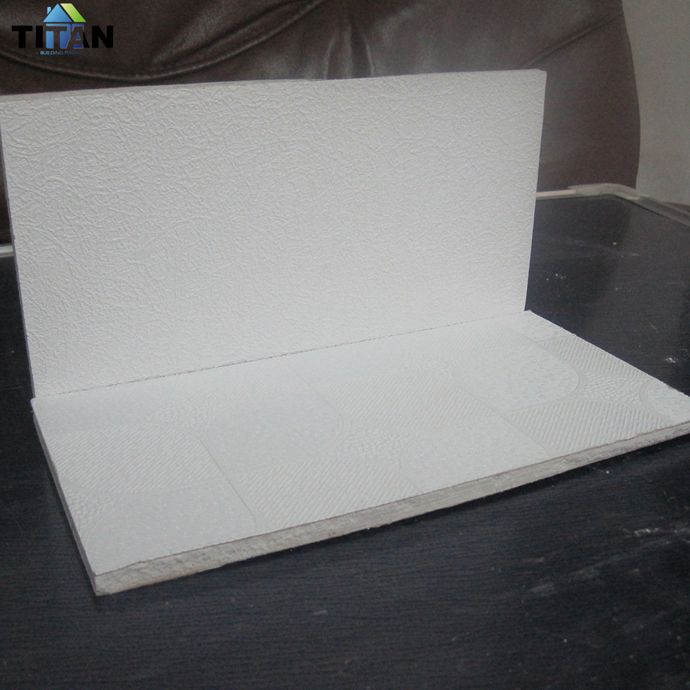 Fabricante Tablero de tres defensas Tablero limpio Tablero libre de polvo Chapa de revestimiento de PVC Techo de panel de yeso 600*600