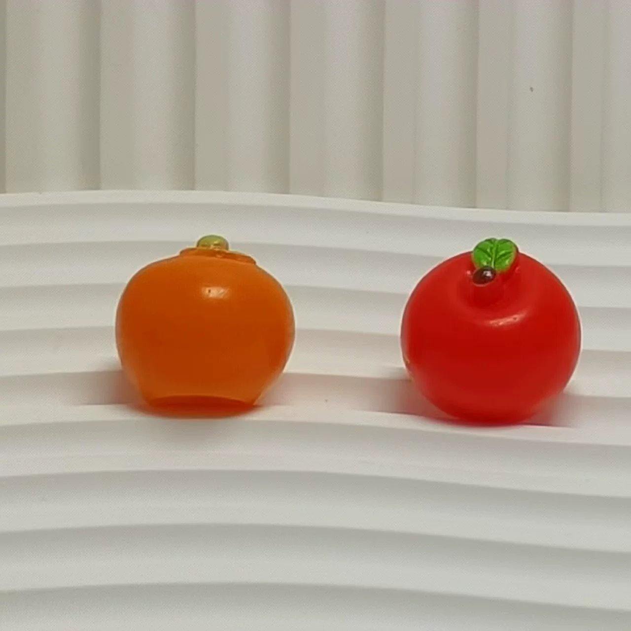 Светящиеся в темноте брелоки-подвески в виде фруктов (яблоко, апельсин, хурма), аксессуары для рукоделия из смолы, украшения для автомобиля, аксессуары для интерьера автомобиля