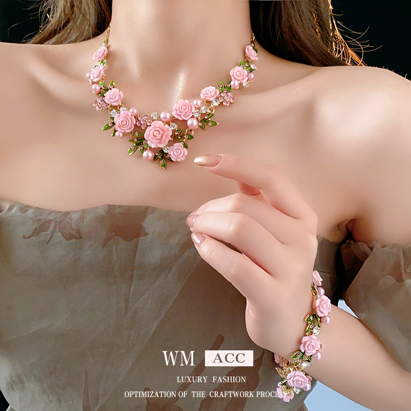 Collar de perlas con flores dulces y hojas de diamantes, temperamento de moda, collar de clavícula, nicho de vacaciones, decoraciones para mujeres