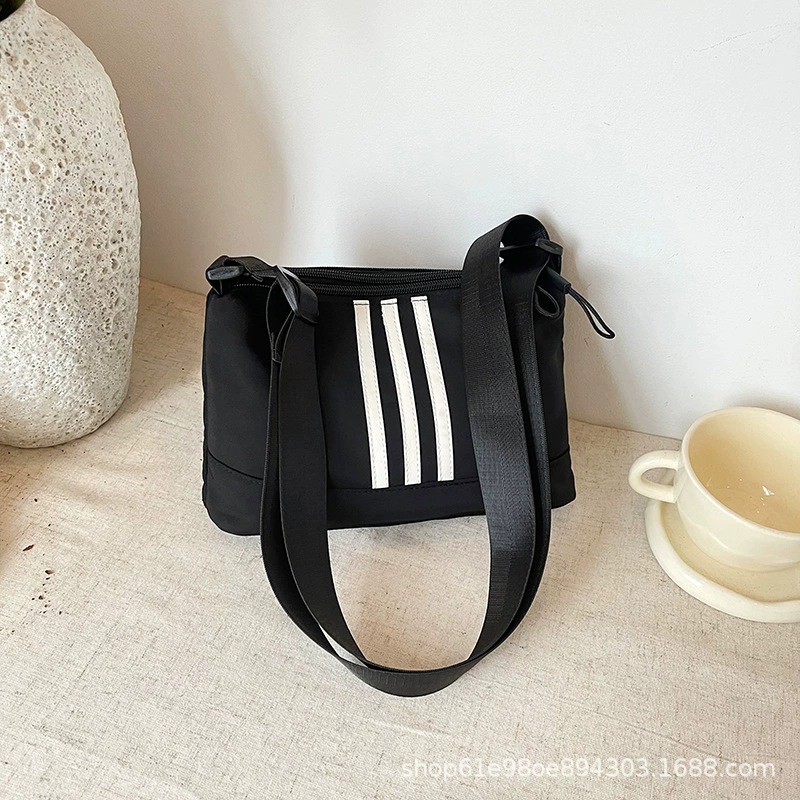 Ретро 2025 универсальная маленькая квадратная сумка женская большая вместительная сумка через плечо из нейлона повседневная сумка для поездок на работу через плечо из мягкой кожи