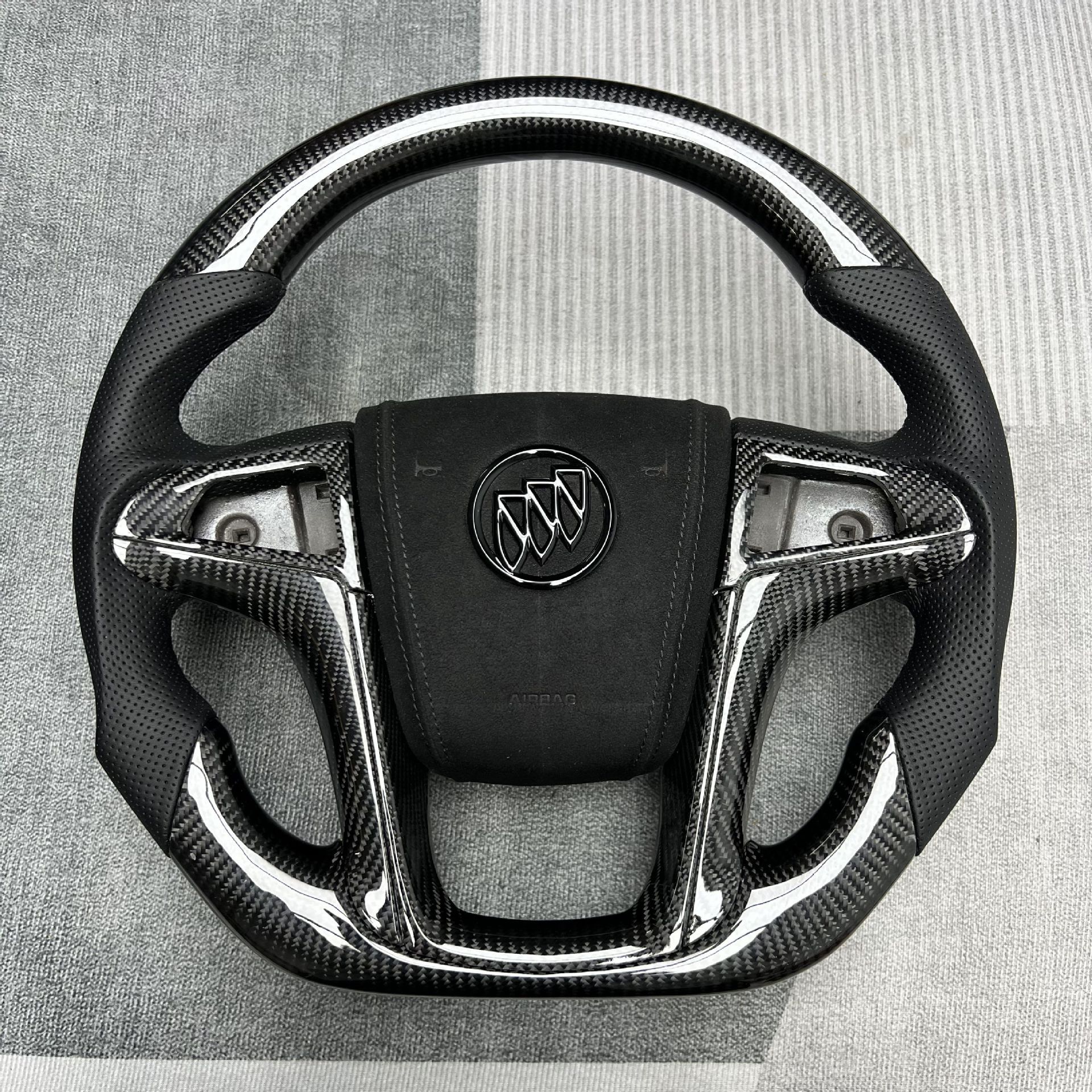 Factory Customized Carbon Fiber Car Steering Wheel Modification Suitable for Buick Chevrolet/Lacrosse/Lacrosse/Glacier