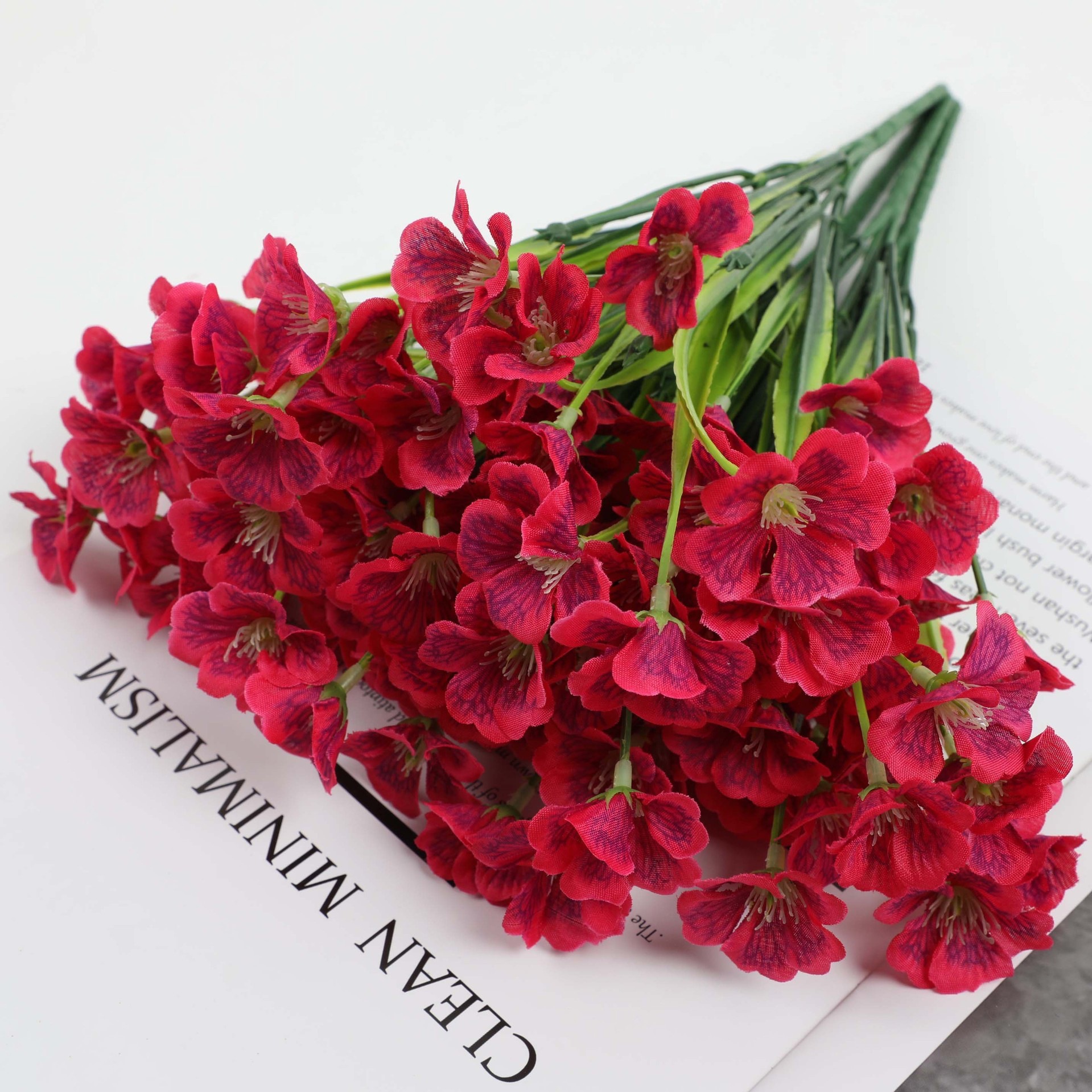 Simulación de plantas acuáticas plástico hierba de primavera flor violeta serigrafía hierba de primavera de cinco cabezas pequeña margarita flor falsa accesorios decorativos al por mayor