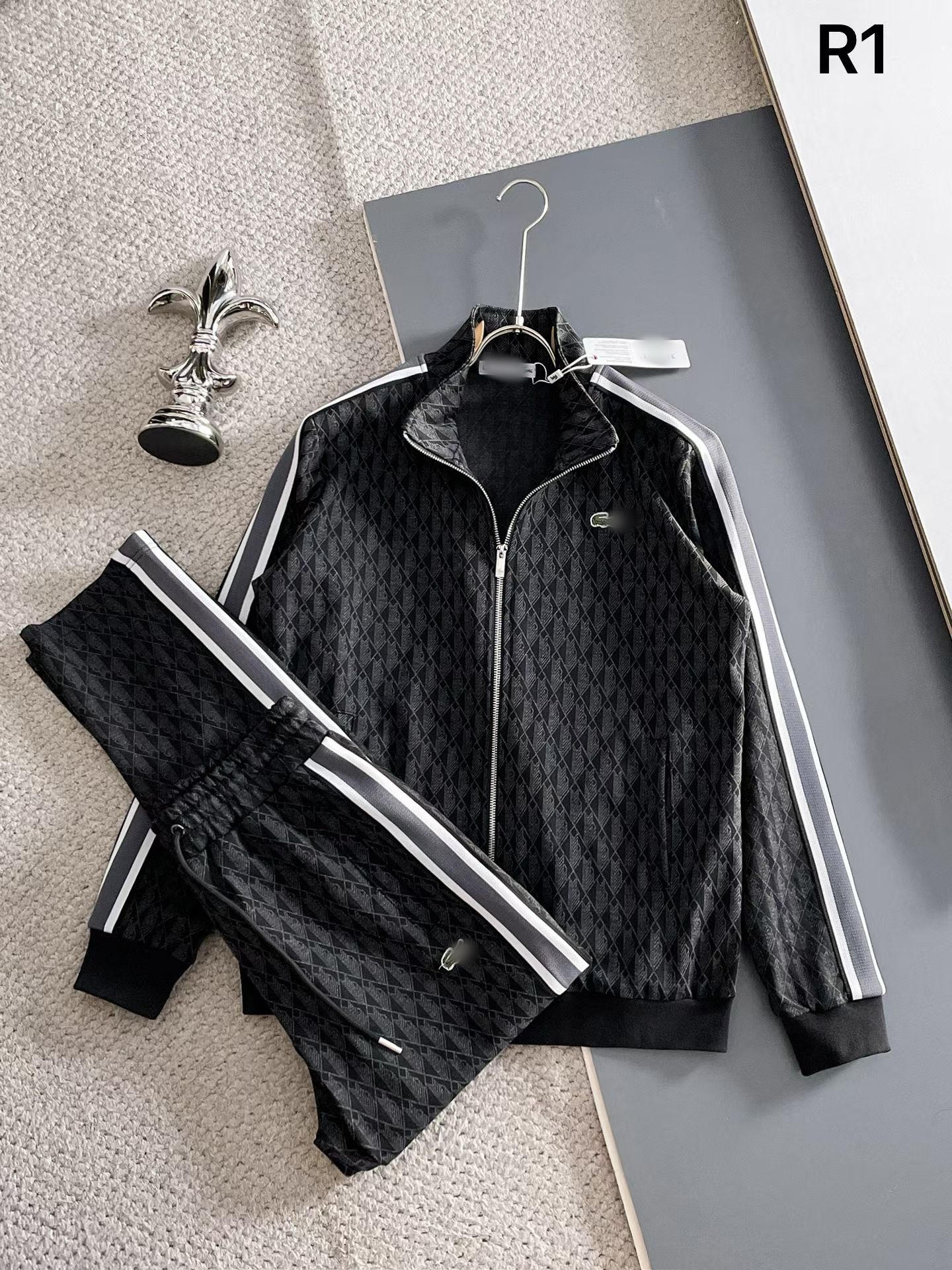 Black r1 / M