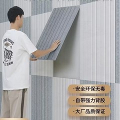 穴を開けないフェルトの壁に幼稚園の作品展を貼ります。