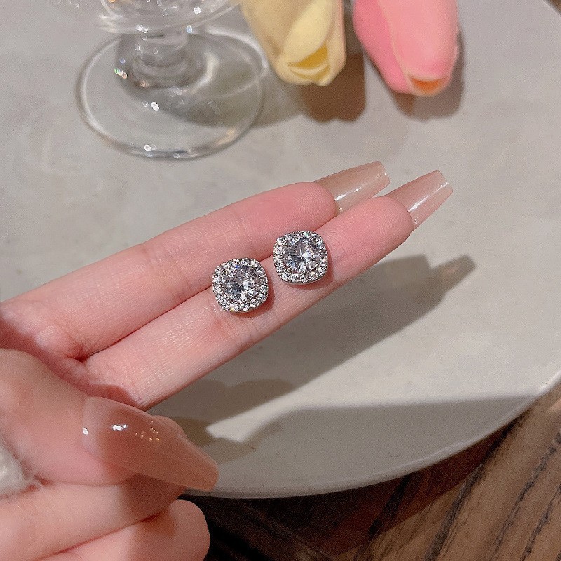 ファッショナブルでシンプル、絶妙で輝くフルダイヤモンドのスクエア型ダイヤモンドがちりばめられた、軽くて豪華な小さな角砂糖型の高級デザインイヤリング。|undefined