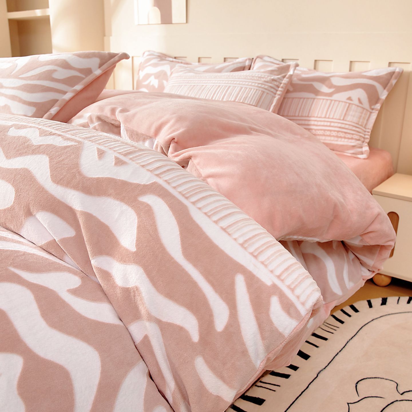 2025 nuevo invierno leche cama de terciopelo cuatro piezas más terciopelo grueso tallado sábanas de terciopelo de coral cubierta de colcha de tres piezas