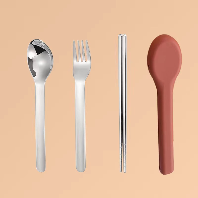 빨간 껍질-숟가락과 포크 젓가락
