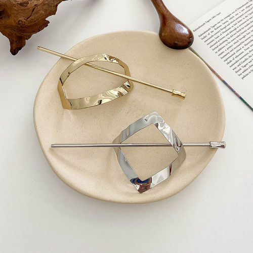 Korean-style geometric metal hairpin with a minimalist, modern, and cool vibe, suitable for updo hairstyles, Japanese temperament, daily use, curved hairpin for women and children.