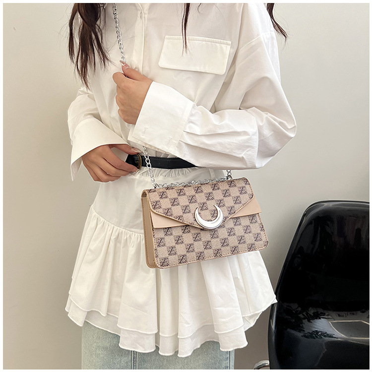 Korean version armpit small square 2024 new texture fashionable letter printed handbag personalized single shoulder_voghion.com
