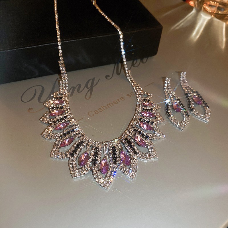 Collar de aretes cuadrados con incrustaciones de diamantes de dos piezas de moda, lujo ligero, collar de alta gama, temperamento exquisito, conjunto de joyas de todo fósforo