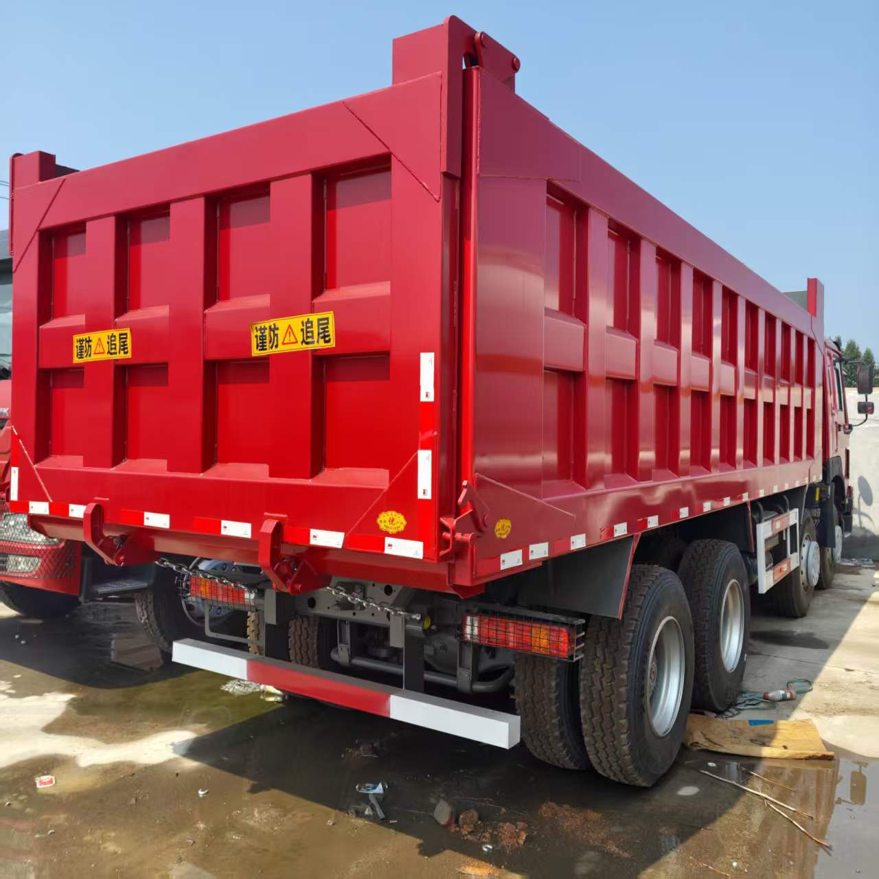 Cross-border HOWO 8×4 dump truck, 371 horsepower, rear-tipping dump truck, 375 mining dump truck, ready-to-ship