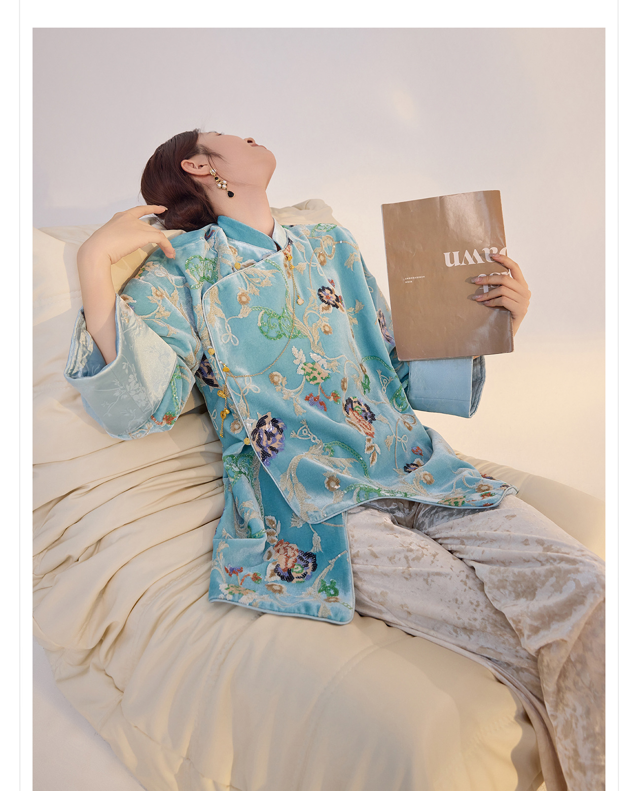 Áo sơ mi satin thêu hoa phong cách Trung Hoa cổ tiền M3003 — Màu xanh nước hồ chi tiết 4