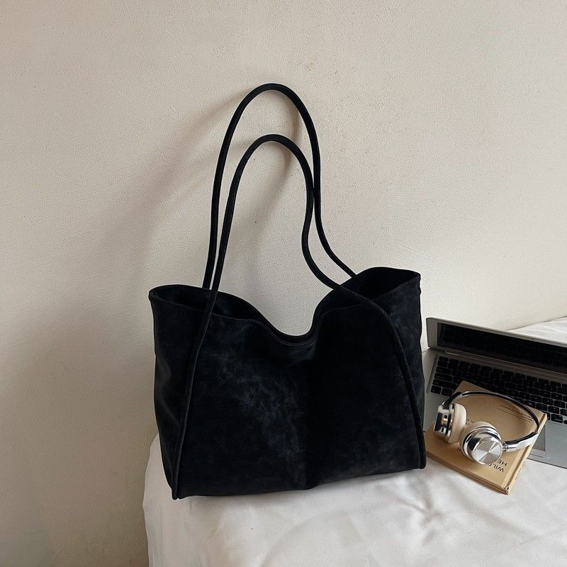 2025 nuevo nicho de diseño de bolsas de gran capacidad de gamuz de moda de lujo ligero para viajeros versátiles nuevos bolsos de hombro