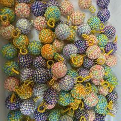 手作業で刺繍を編む