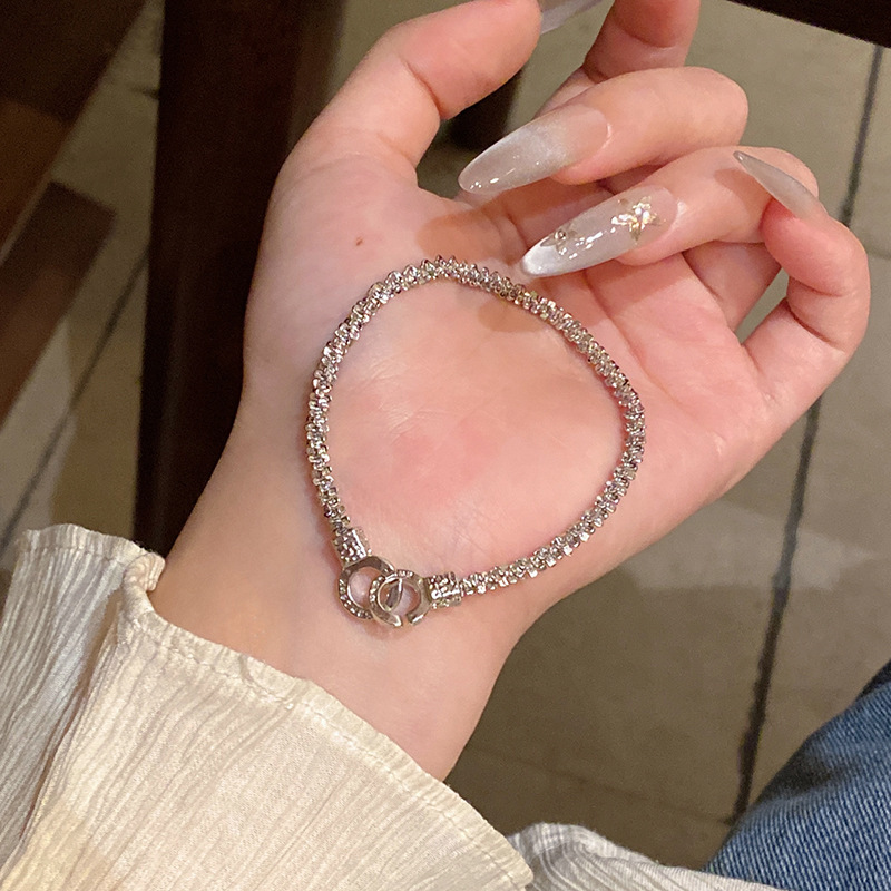 韓国の新しい真珠のブレスレットの小衆は高級感の精巧なジルコンの愛の手の串の気質の蝶結びのブレスレットを合わせます。