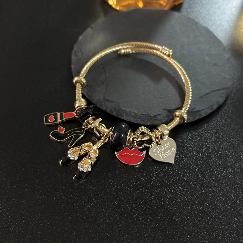 Bracciale donna fashion con ciondoli cuore e labbra_voghion.com