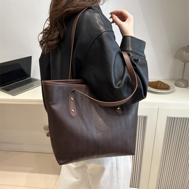Personalidad de la bolsa de gran capacidad para mujeres invierno 2024 nueva moda mochila casual textura clase de viaje bolsa