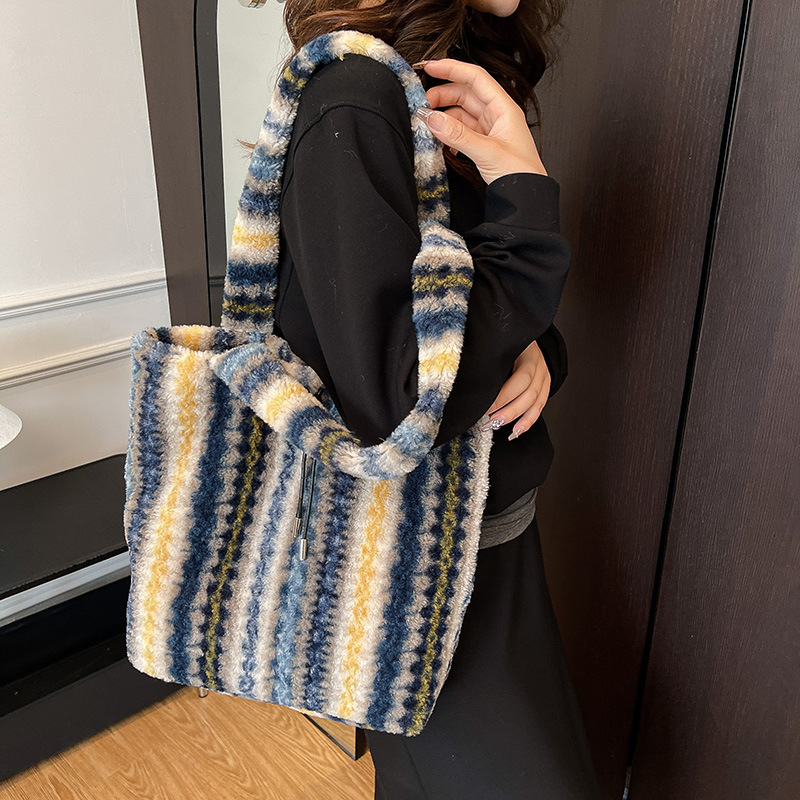 2025 otoño y invierno nuevo bolso de balde de peluche a rayas bolso de hombro de gran capacidad para mujeres bolso de brazo de transporte