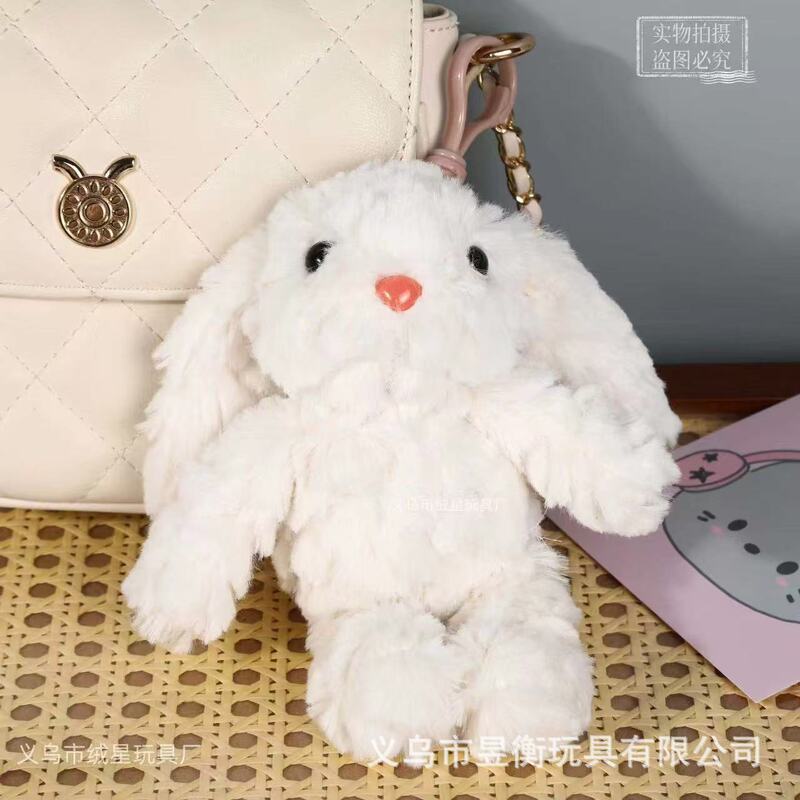 創意の長い耳のウサギはかわいい垂れ下がった耳の小さい白いウサギのぬいぐるみの鍵を掛けて女子学生のカバンを掛けて飾ります。|undefined