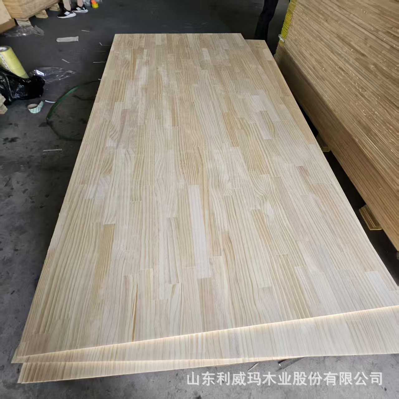 厂家新西兰松木直拼板指接板双面无结疤衣柜橱柜家具板AA级装修板