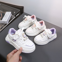 春と秋の軽い底の超繊維の皮の現物の子供靴は卸売りします。