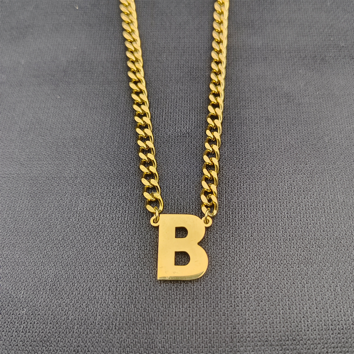 Collar de cadena cubana de acero inoxidable estilo hip-hop con apellidos europeos y americanos, colgante de letra mayúscula de oro de 18K con 26 letras.