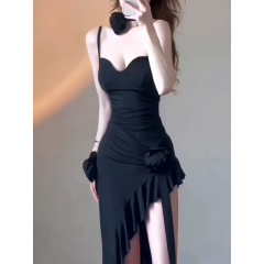 2024 フレンチピュアラストフリルブラックサスペンダードレス胸パッド付き女性ホットガール不規則なスリットヒップスカート