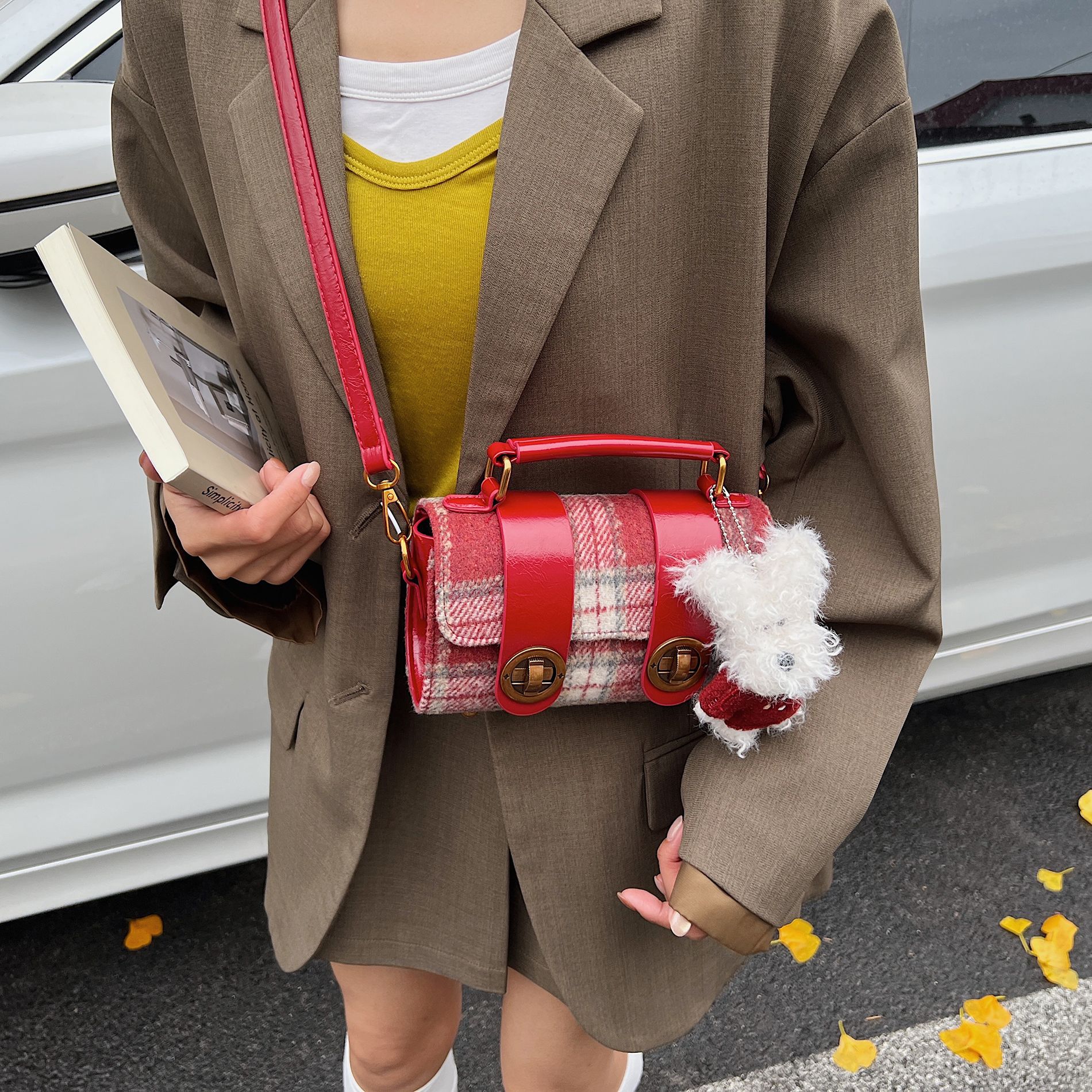 Bolsa de mano a cuadrícula coreana de color contrastante para mujeres 2025 nueva moda personalidad bolso cuadrado de textura superior bolso de tramo inclinado