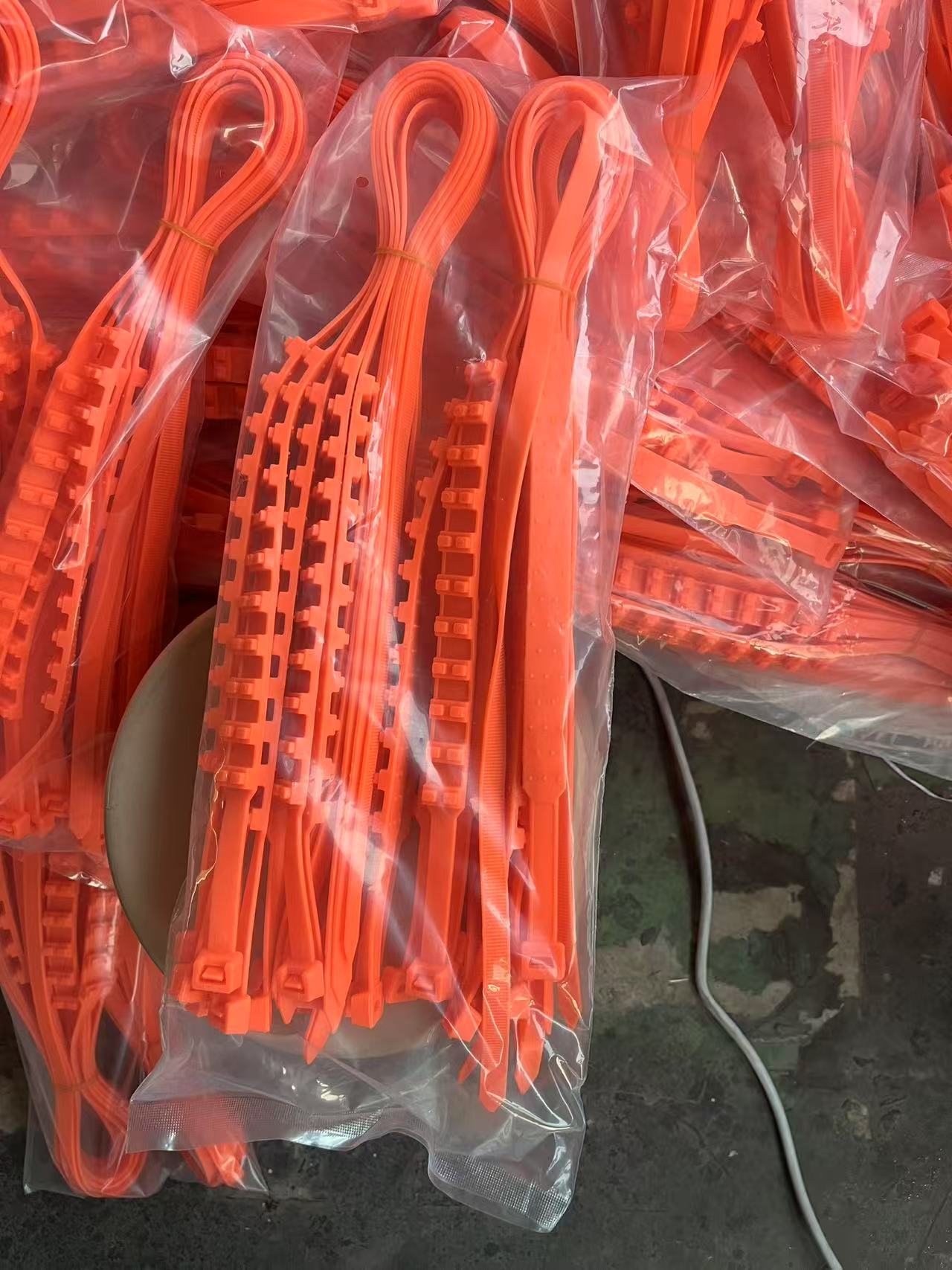 Car tire anti-slip chains, orange plastic straps, universal for winter and snowy conditions, easy to install, wholesale for cross-border sales