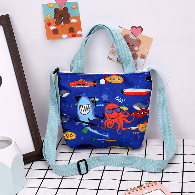 파란색 배경에 문어