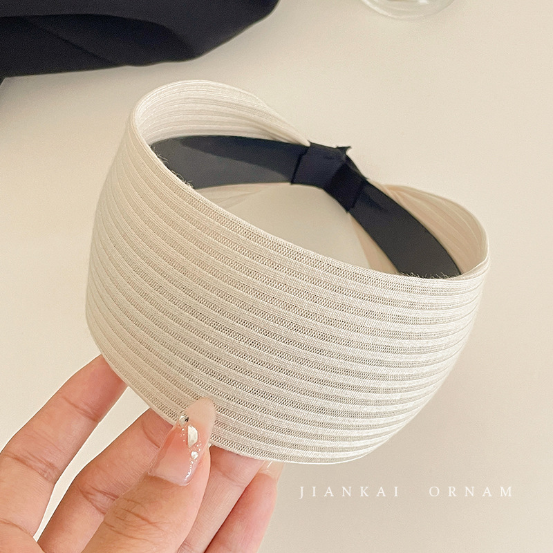 Diadema superior de cráneo alto para mujer 2025 nuevo estilo francés pequeño fragancia horquilla tocado temperamento ancho ancho diadema de presión lateral