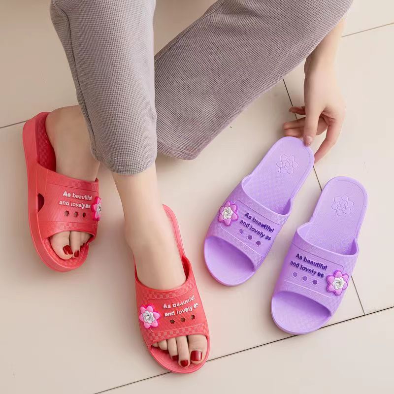 Nuevas zapatillas antideslizantes de verano de las mujeres lindas zapatillas de dibujos animados de moda de las mujeres resistentes al desgaste sandalias de fondo grueso al por mayor