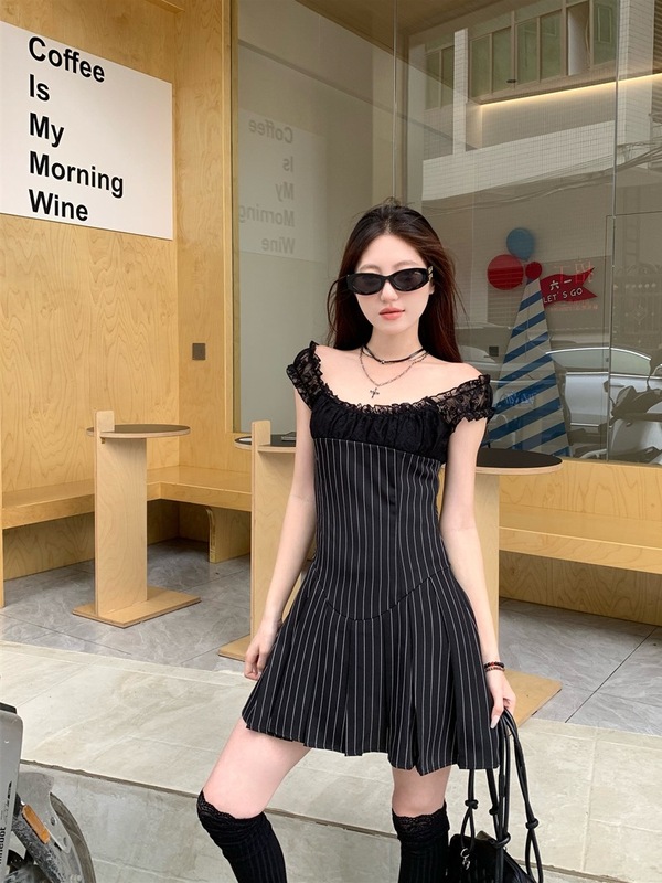 小众蕾丝拼接条纹连衣裙女夏季2025新款收腰显瘦气质时尚百褶短裙|undefined
