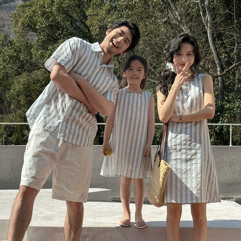 Корейские мальчики и девочки одеваются для родителей и детей летом