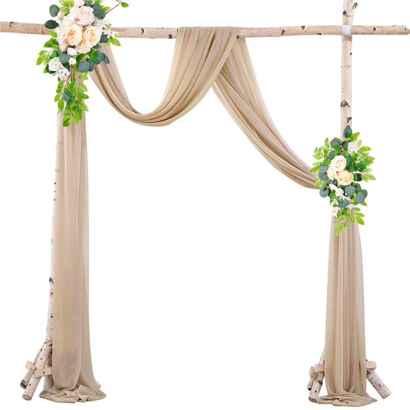 カーテンは欧米の結婚式のアーチで飾られています。|undefined