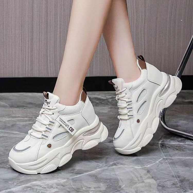 2024 nuevos zapatos de altura interior para mujeres ligeras con suela gruesa explosiva primavera y otoño versátil zapatos deportivos casuales pequeños