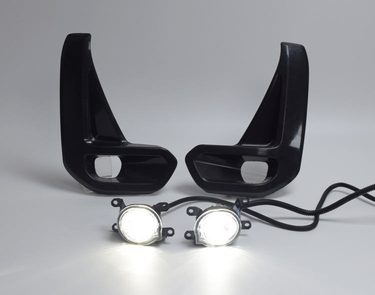 Suitable for 21 Toyota helax RECCO front fog light assembly pickup daytime running light bumper light fog light combination