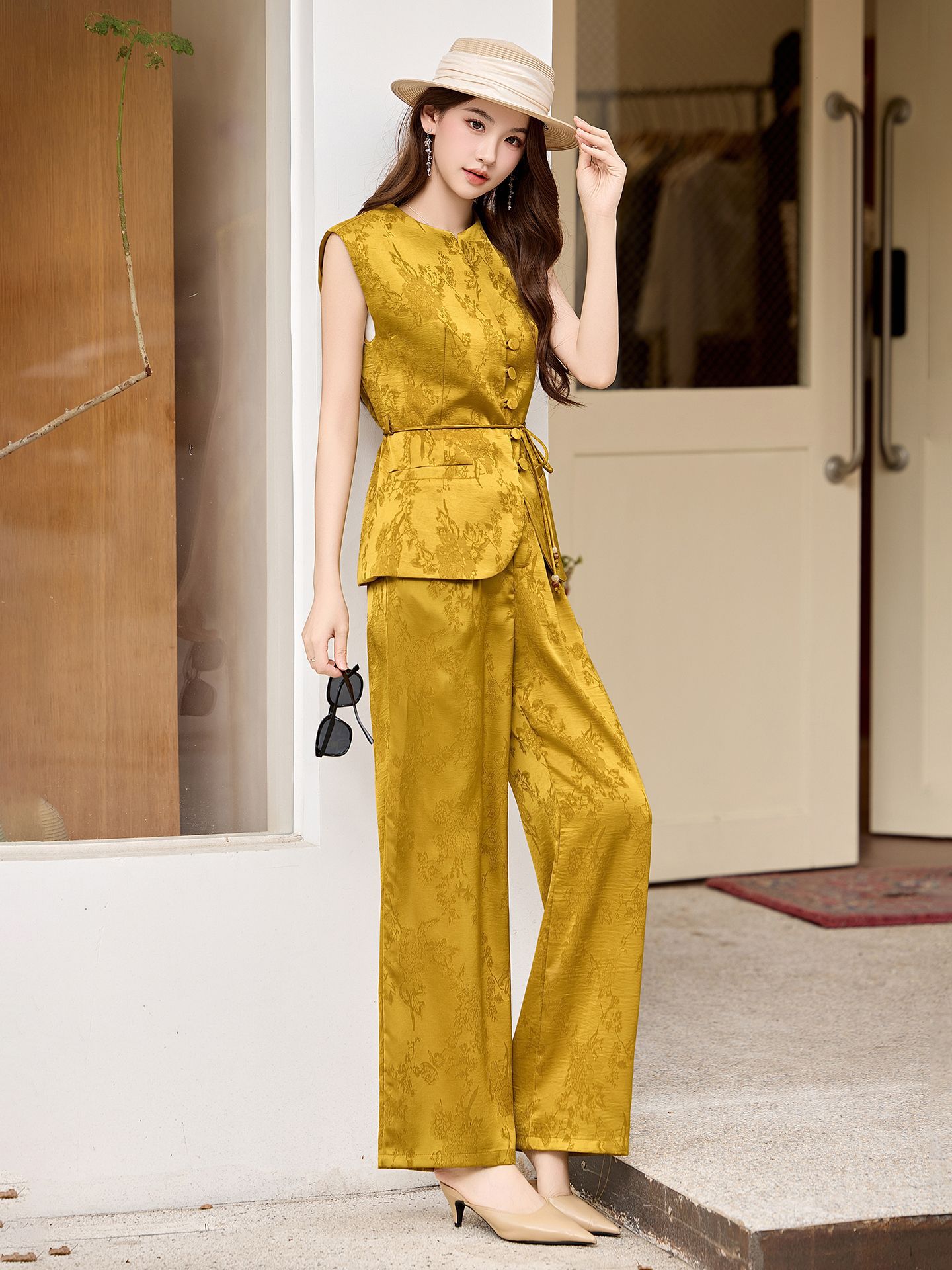 Bộ quần áo hai mảnh nữ phong cách tân cổ điển Trung Hoa – áo gile họa tiết jacquard kết hợp quần ống rộng — màu đen, màu trắng, màu vàng