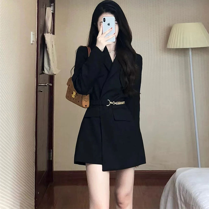 高級なデザイン感のある黒いスーツのコートの女性の気質は韓国系の軽くて熟しています。|undefined