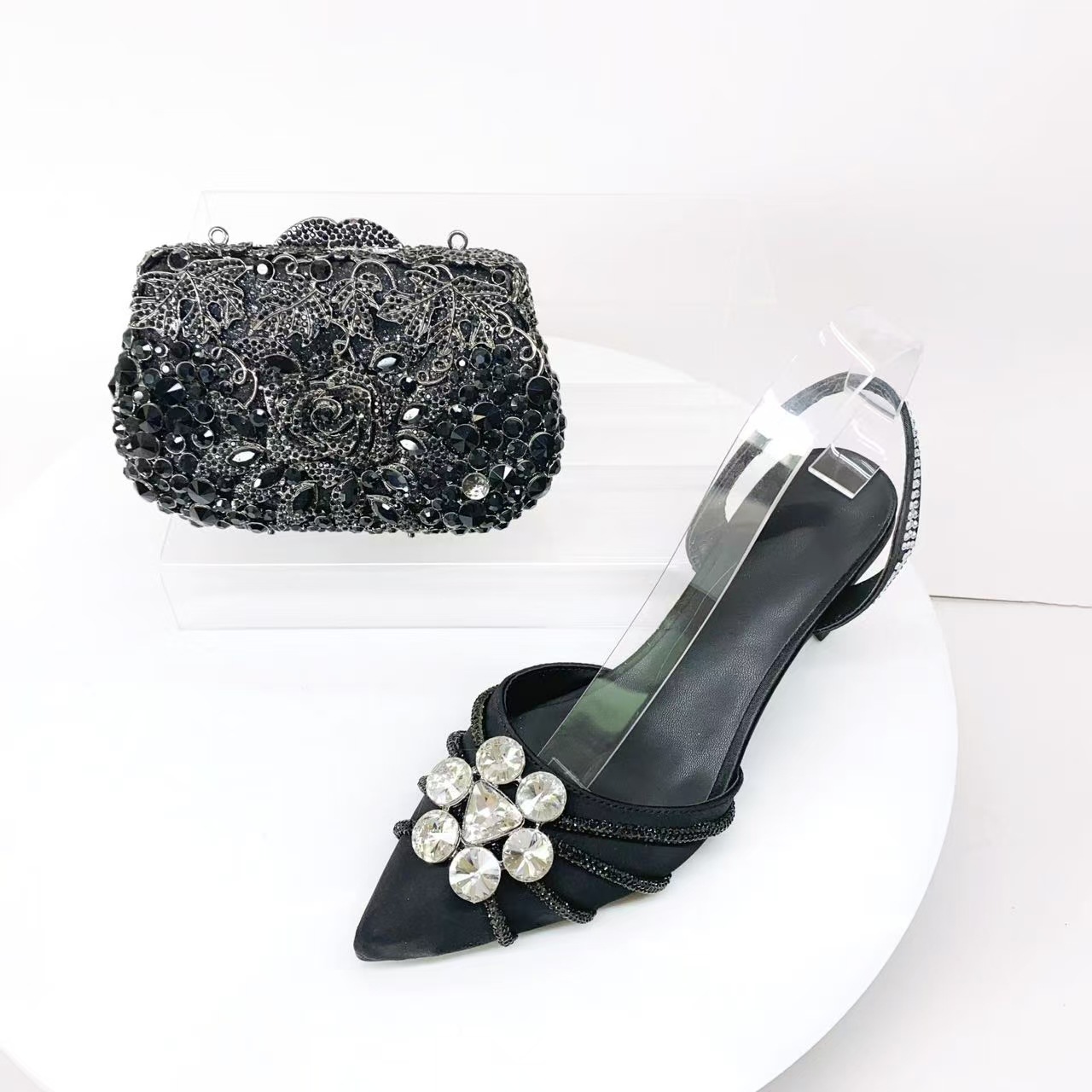 Eleganti sandali stiletto da donna con cristalli da cerimonia_voghion.com