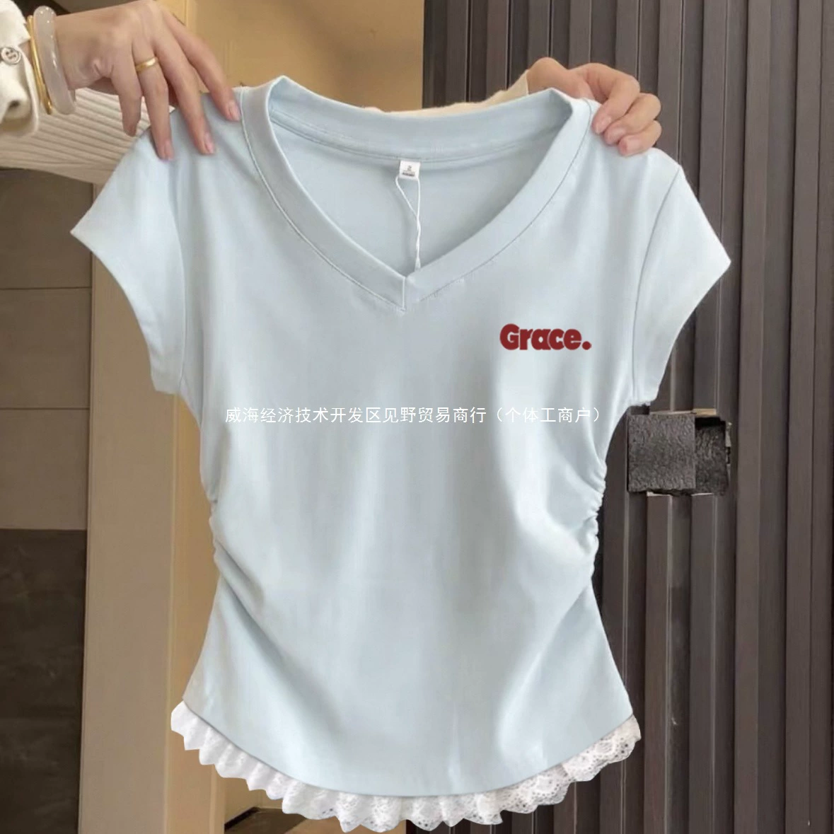 Корейская сладкая кружевная облегающая рубашка 2025, летняя новинка, популярный топ с V-образным вырезом, утягивающий эффект, короткий рукав, футболка для женщин