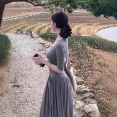 バレエスタイルグレー半袖ドレス女性のための夏の2025新しいデザインウエストと美しいプリーツロングスカート