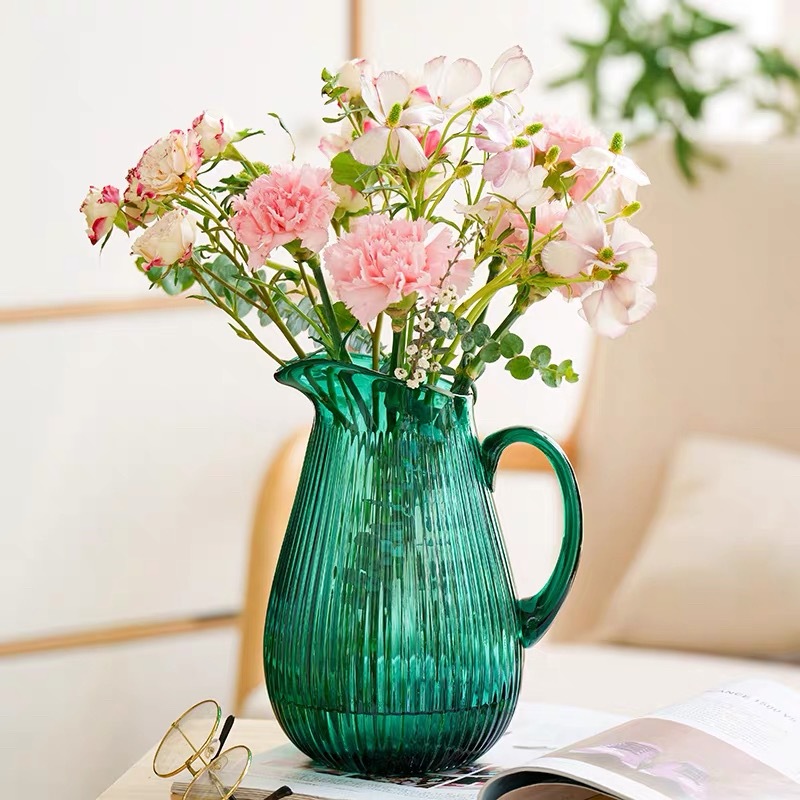 Alta sensación de exportación verde esmeralda con mango tetera tetera de agua fría vasija de vidrio lirio ornamentos de flores
