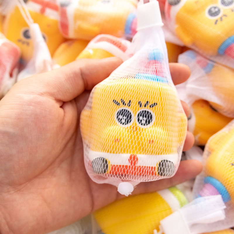 吉伊卡わぁchiiawaは子供のおもちゃをつまんでゆっくりと弾きます。|undefined