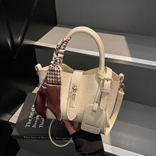 ���|��ʯ�^�yС����Ů2025�¿����б���μ�б����r������ˮͰ��