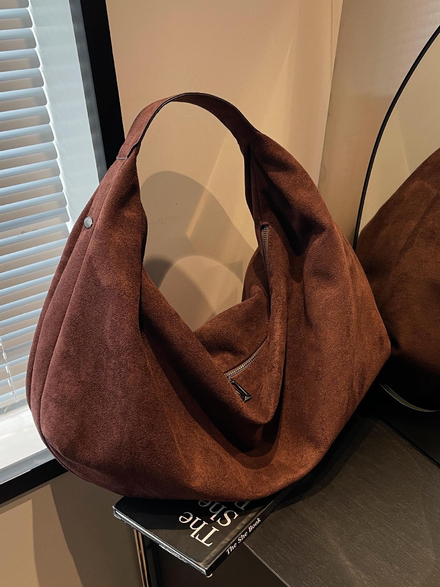 Explosiones transfronterizas retro mochila de seda retro 2025 nueva bolsa de hombro de gran capacidad de superficie suave casual