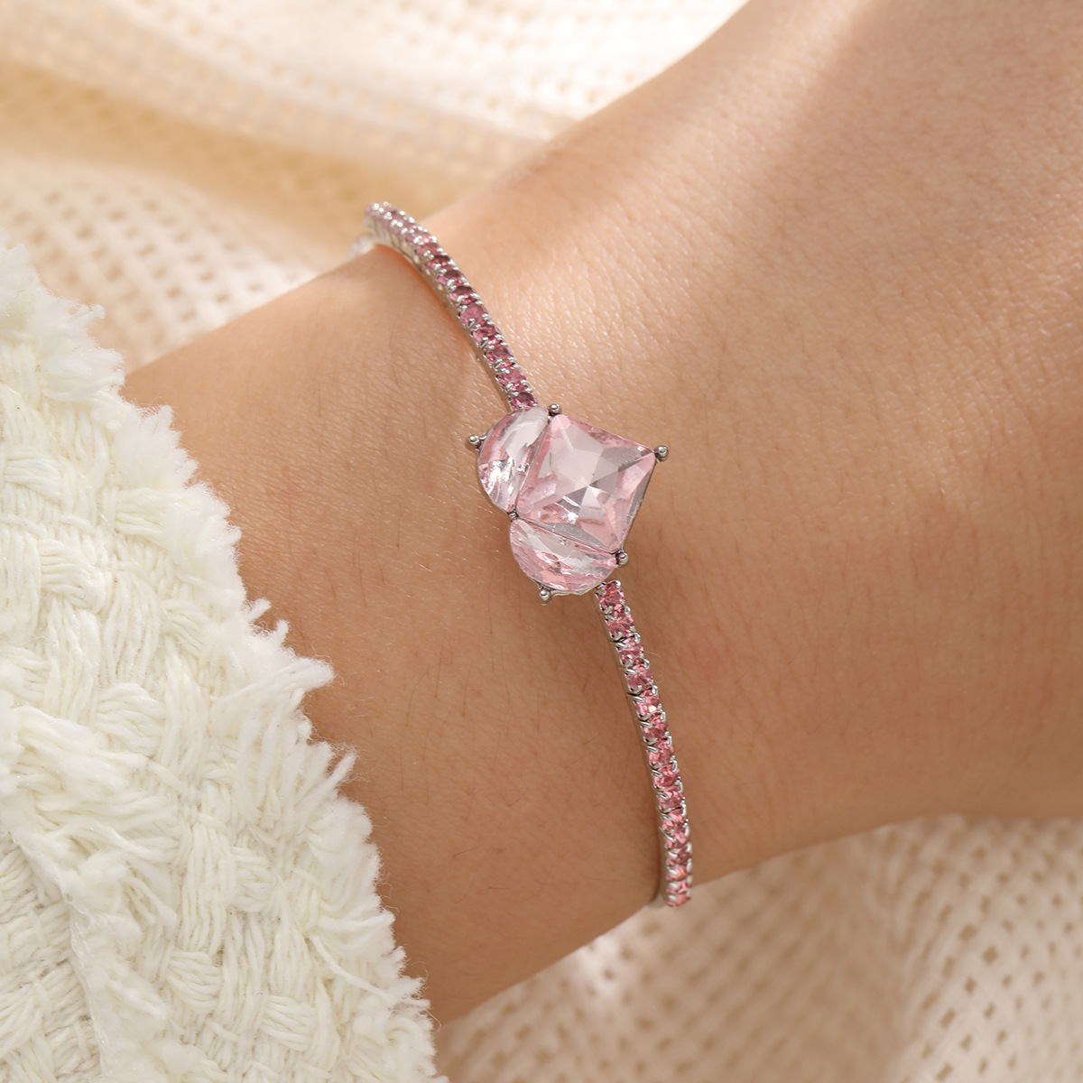 fresh fashion inlaid pink diamond love zircon bracelet girls simple design sense high-end jewelry_voghion.com