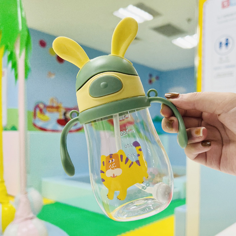 Taza de plástico para niños correa de Asa giratoria de doble uso taza de bebida para niños Linda paja de plástico Copa de fábrica