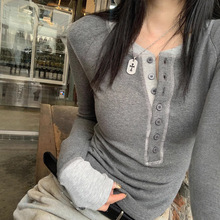 复古减龄撞色纽扣T恤女秋季新款长袖内搭打底衫修身短款显瘦上衣