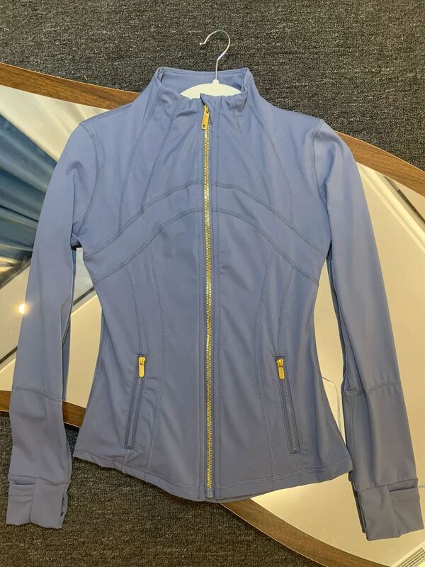 スポーツの女性の金のジッパーのシリーズのヨガの服の女性のジャケットの通気性のスポーツの上着の長袖のフィットネスの服のコート|undefined